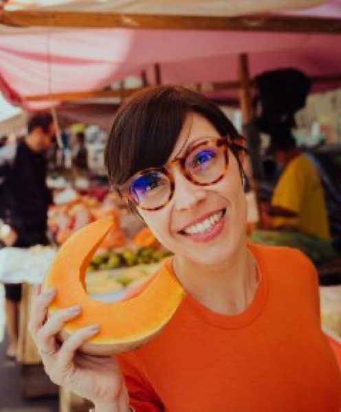 Cássia Veras com frutas frescas, alimentação saudável